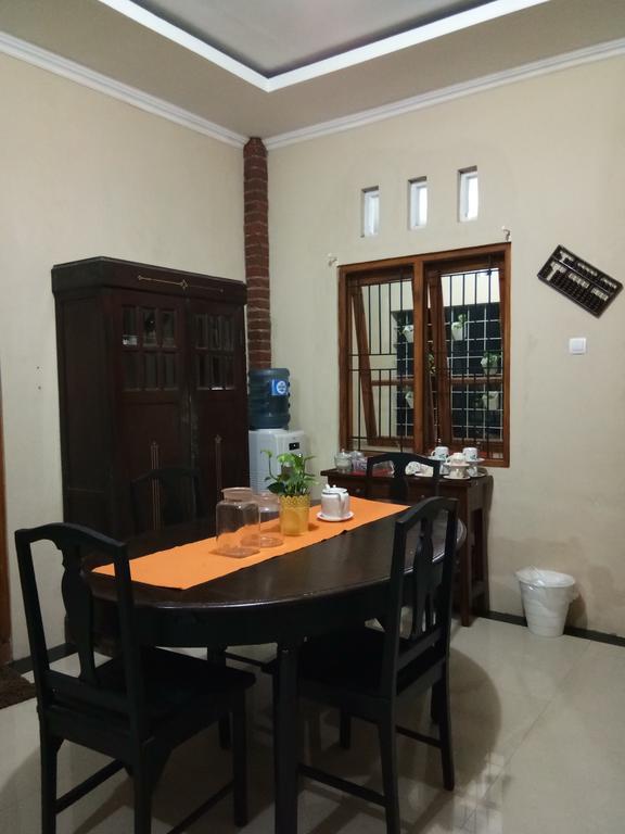 Ndalem Eyang Dwijo Hotell Yogyakarta Exteriör bild