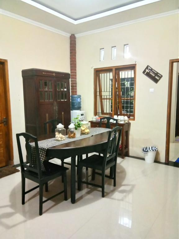 Ndalem Eyang Dwijo Hotell Yogyakarta Exteriör bild